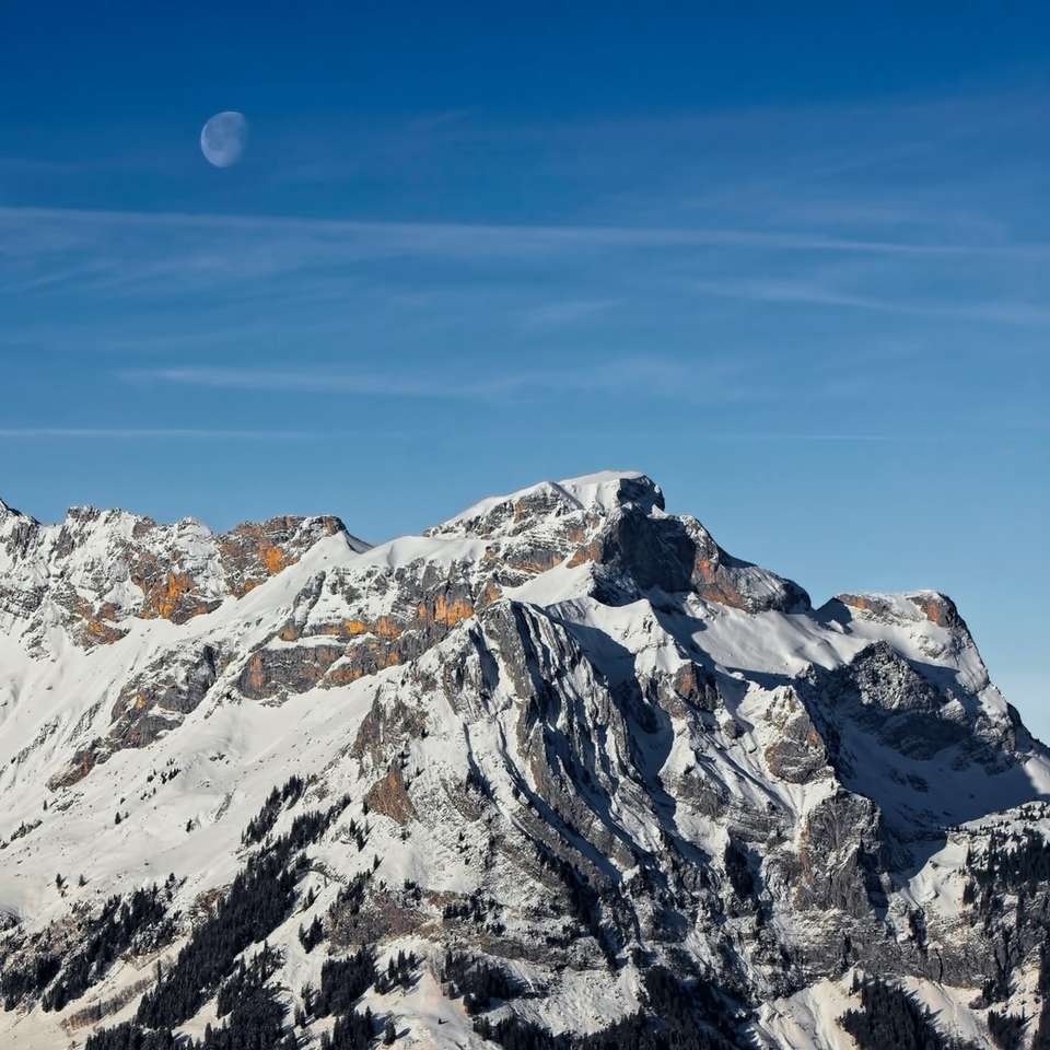 Altas montanhas com neve puzzle deslizante online