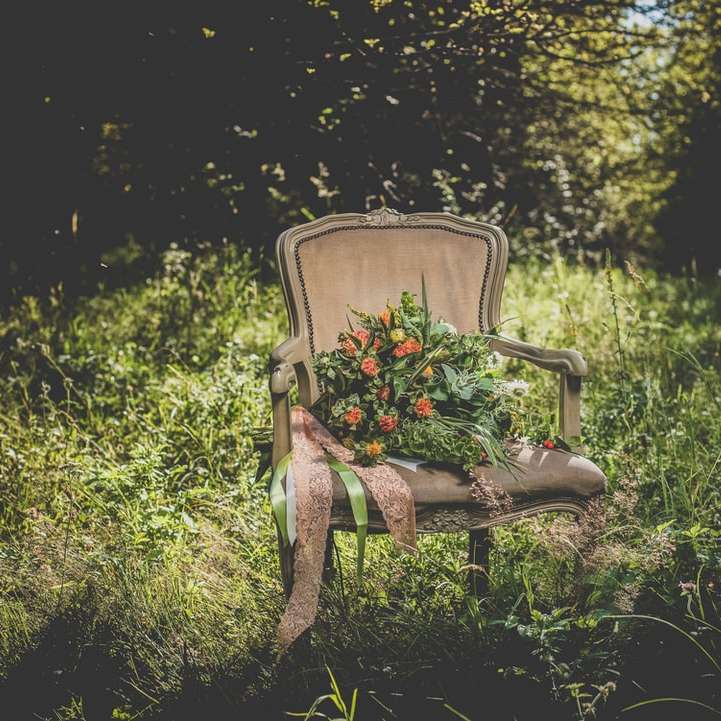 Chaise avec des fleurs sur la forêt puzzle en ligne