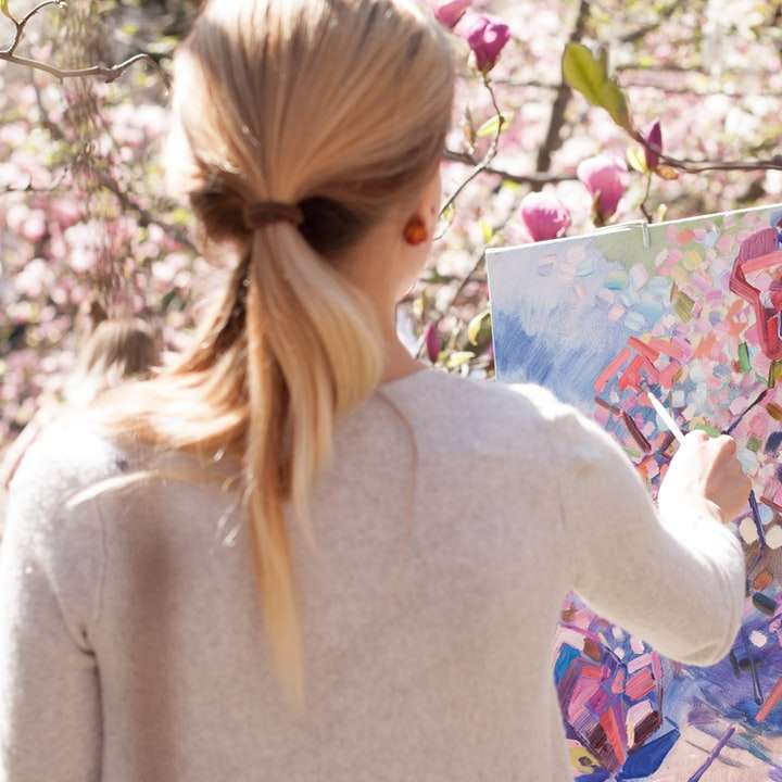 Dziewczyna malująca obraz puzzle przesuwne online