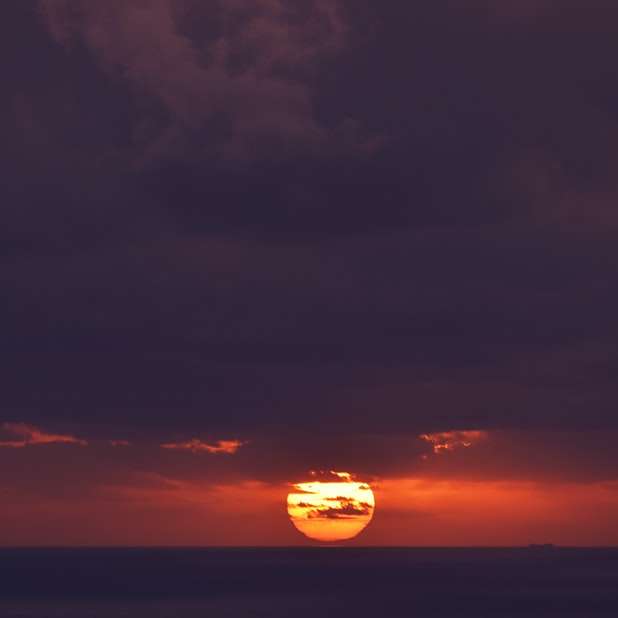 röd solnedgång med mörk himmel glidande pussel online