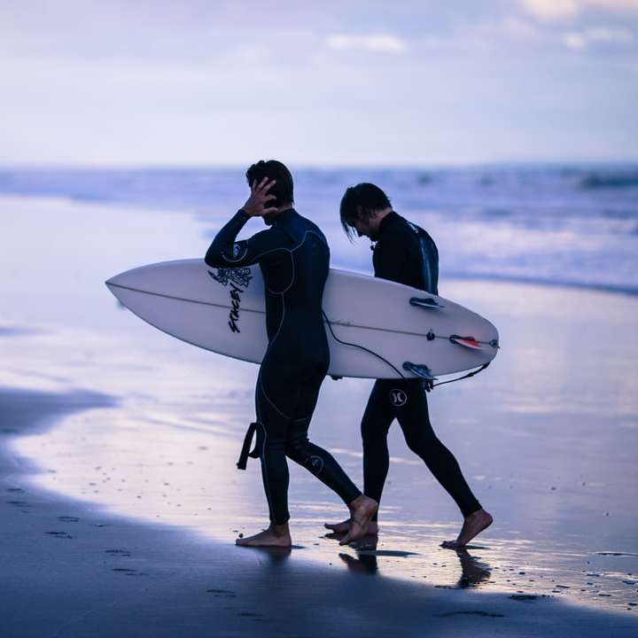 Surfistas na praia de Torquay puzzle deslizante online