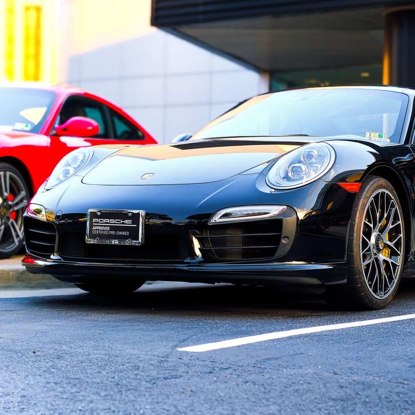 Een zwarte Porsche geparkeerd schuifpuzzel online
