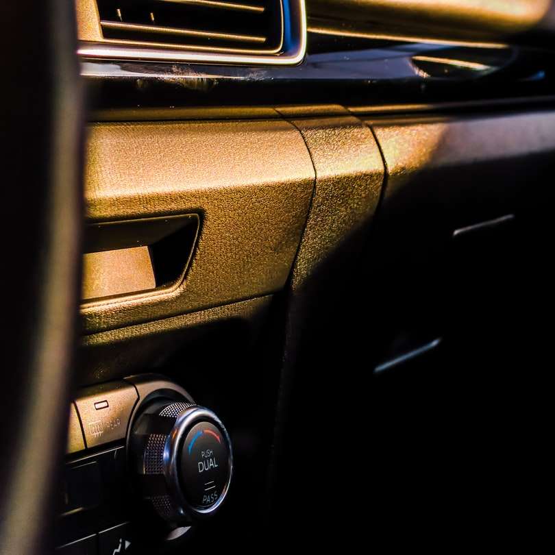 O interior de um carro mostrando puzzle online