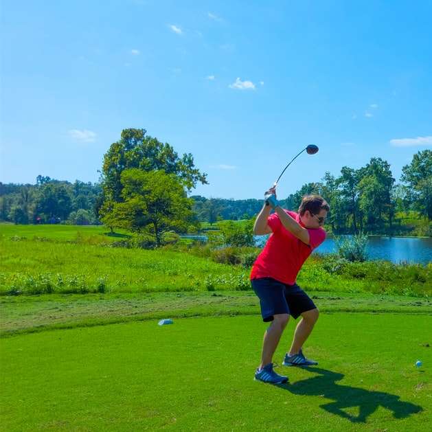 Mann in einem roten Golfhemd schwingt Schiebepuzzle online