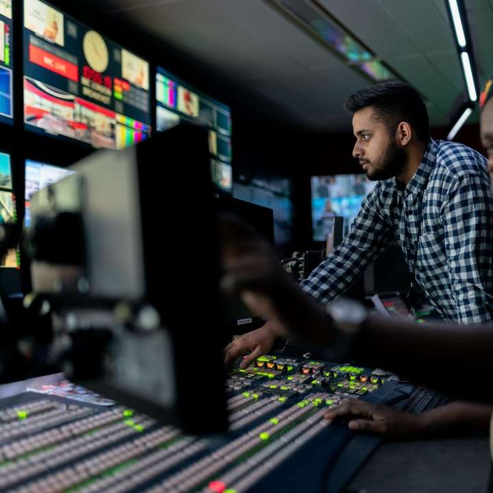Broadcastingenjörer arbetar i studio Pussel online