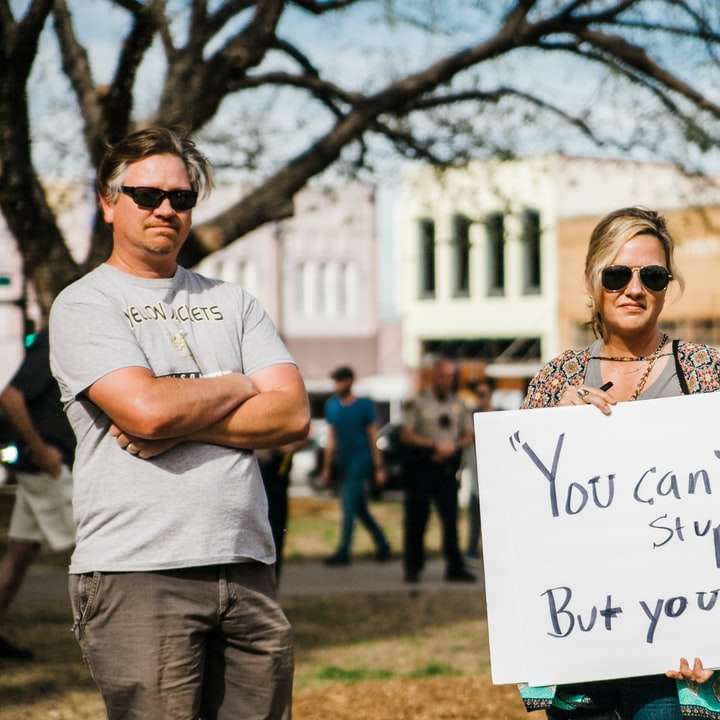 Пара из Северного Техаса со знаком протеста онлайн-пазл