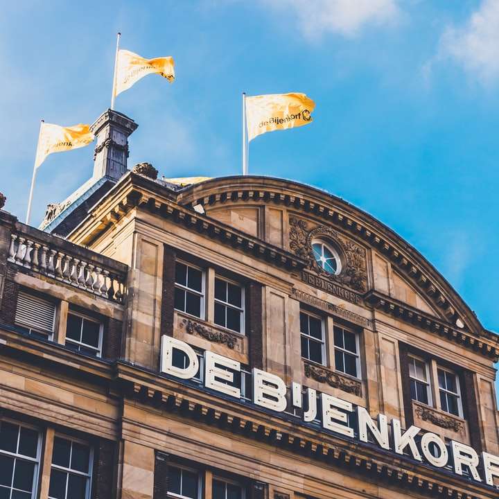 vlaggen bovenop een gebouw in amsterdam online puzzel