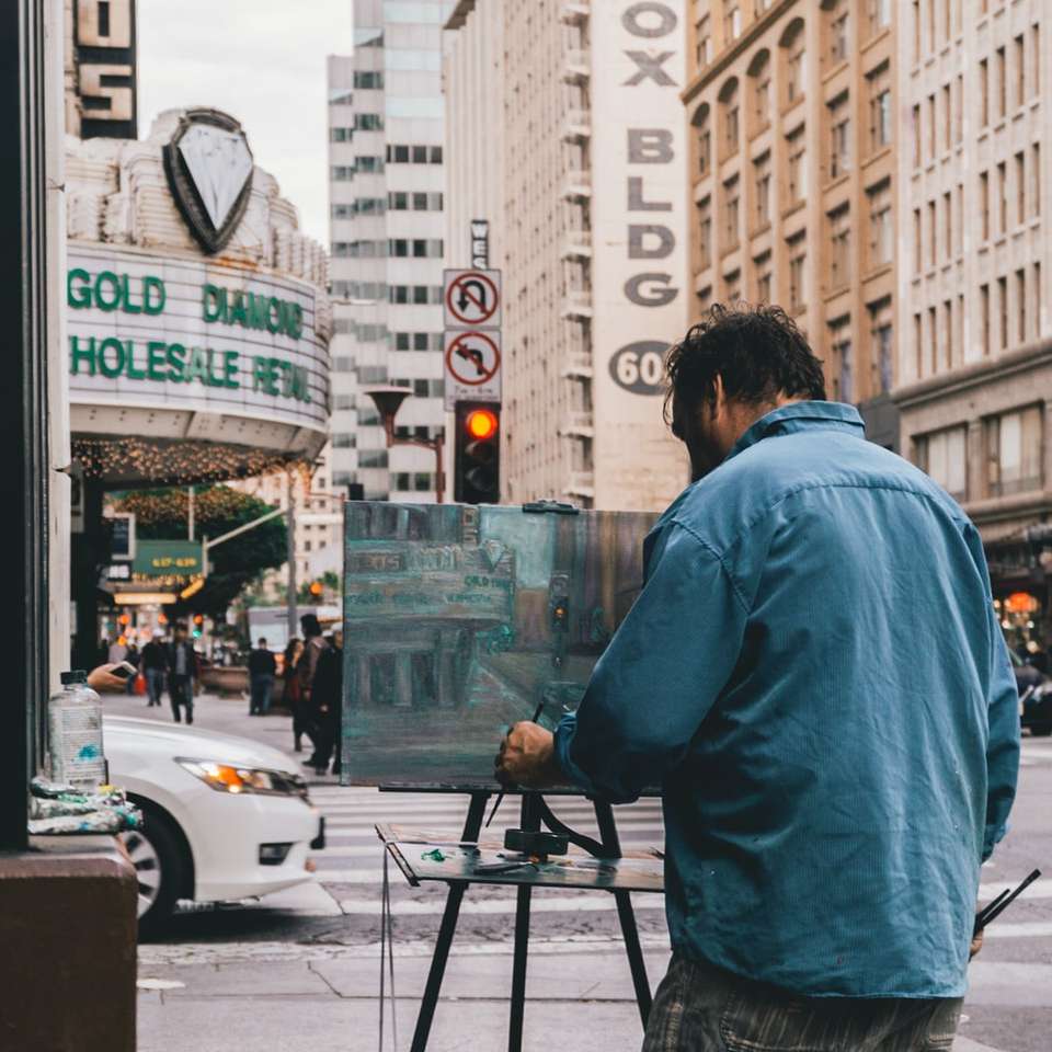 muž malování města posuvné puzzle online