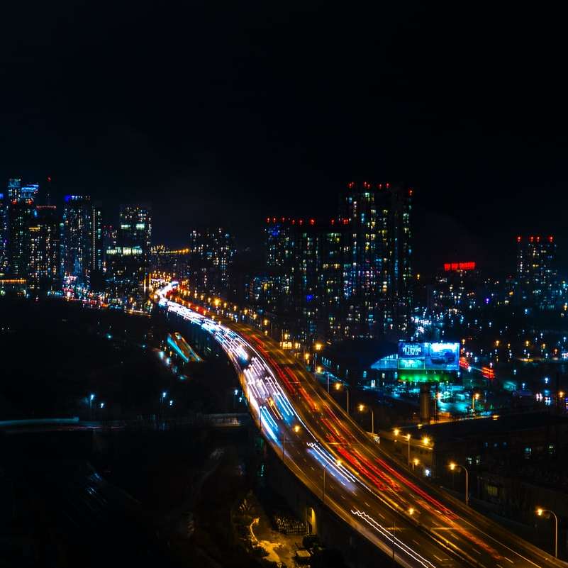 time-lapse φωτογραφία της πόλης κατά τη διάρκεια της νύχτας online παζλ