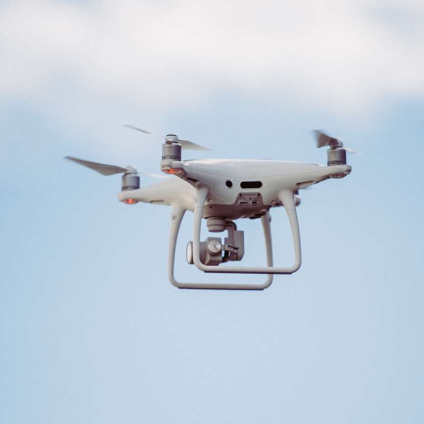 Drone alb DJI în aerul mijlociu puzzle online
