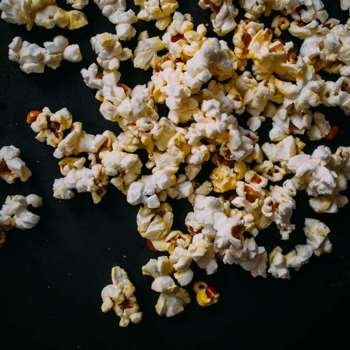 popcorn na černém panelu online puzzle