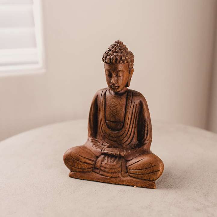 Gautama figurka na stole online puzzle