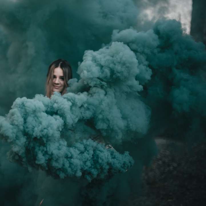 κορίτσι με μια βόμβα καπνού συρόμενο παζλ online