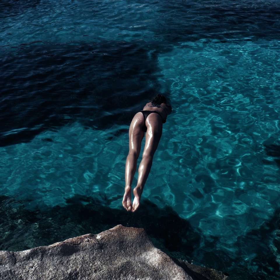 mulher mergulhando no oceano puzzle online