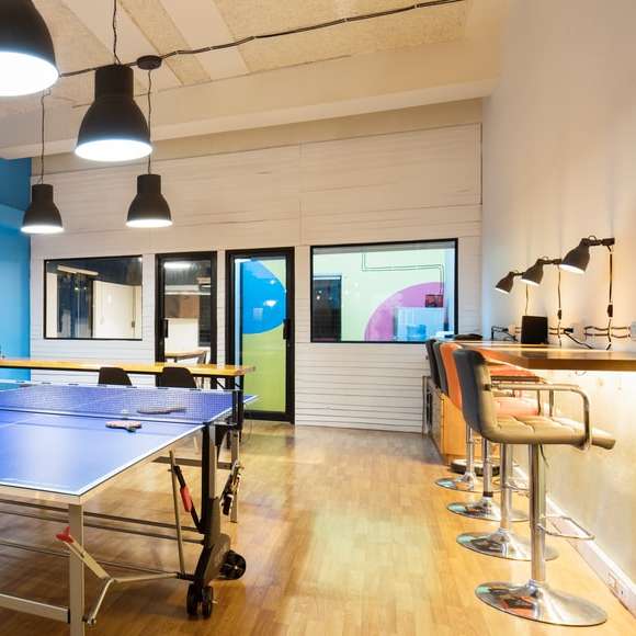 stół do tenisa w pokoju puzzle przesuwne online