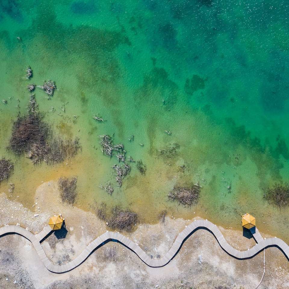 въздушен изглед към зелено и бяло море онлайн пъзел