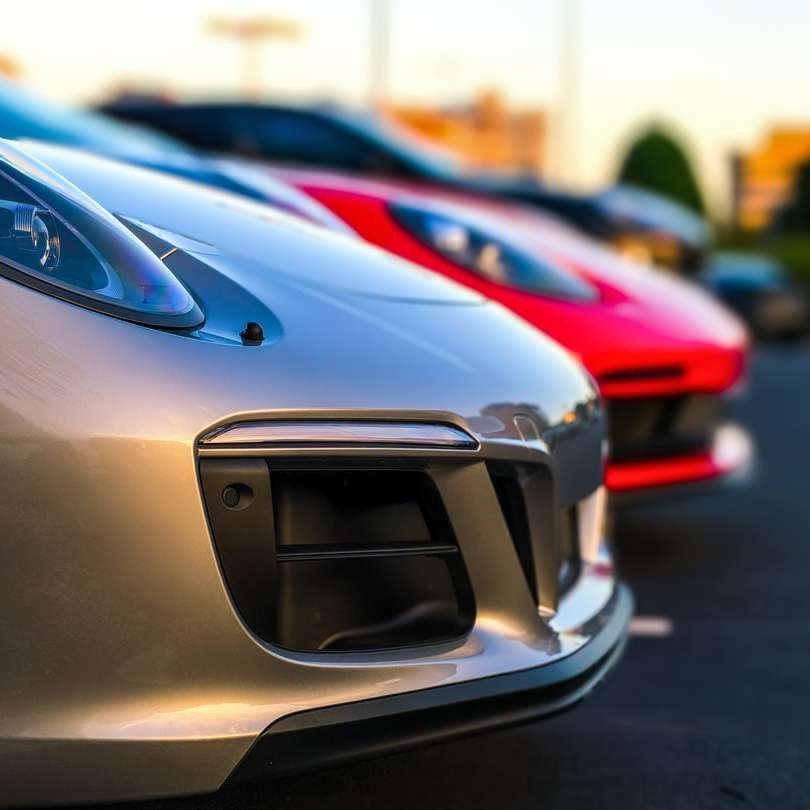 két vörös és szürke jármű szelektív összpontosít fényképezés online puzzle