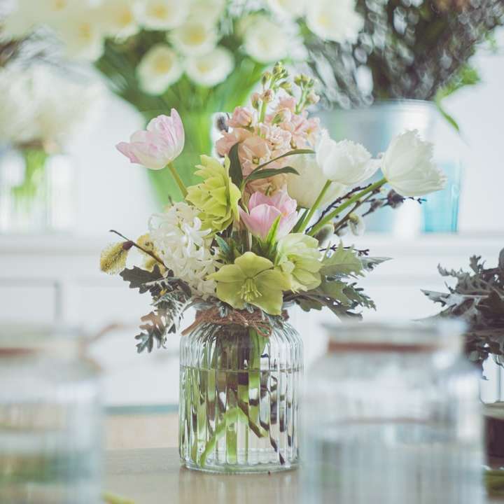 Schönes Blumenarrangement im Glas. Online-Puzzle