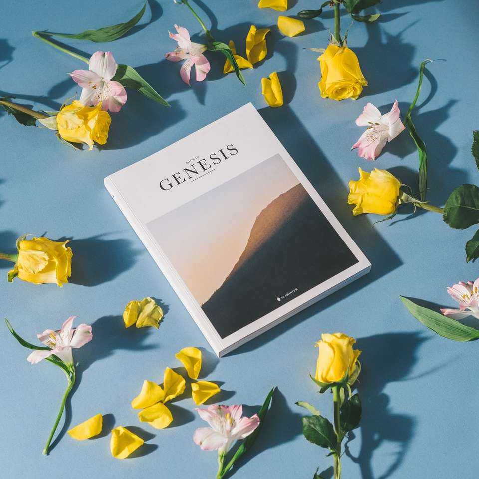 Kniha Genesis obklopená květinami online puzzle