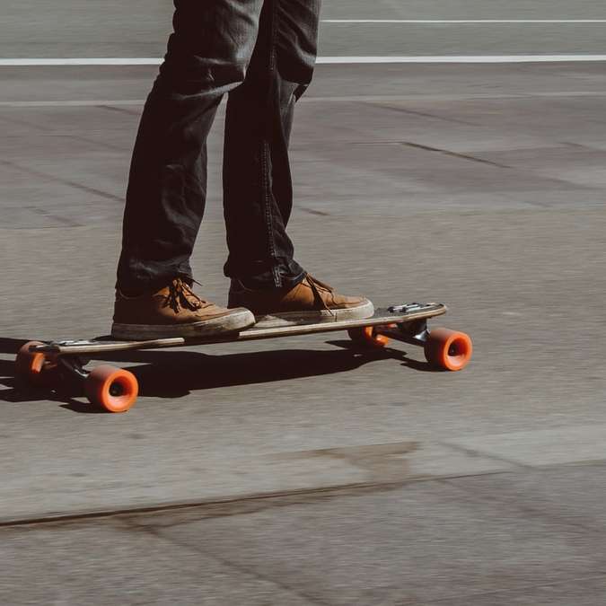 persona in sella a skateboard su strada puzzle online