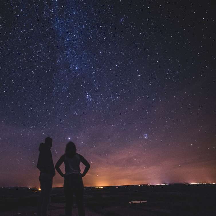 silhouet van mensen onder Melkweg online puzzel