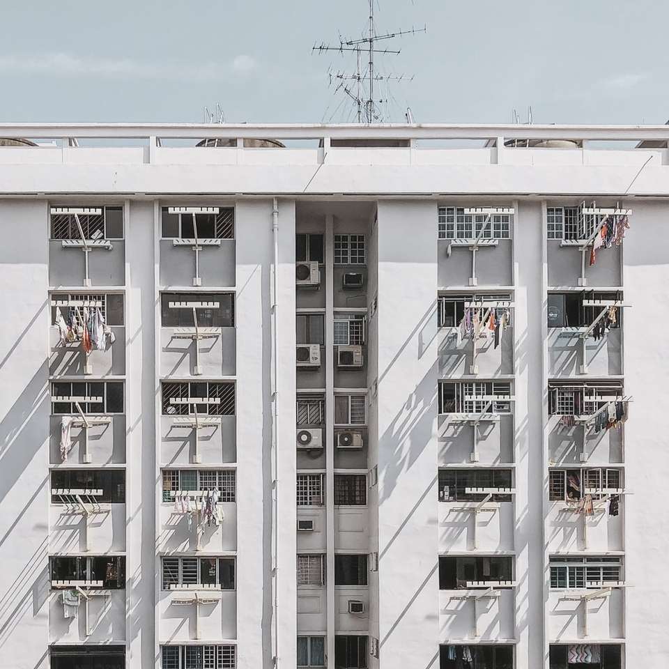 Architekturfoto des weißen Gebäudes Online-Puzzle