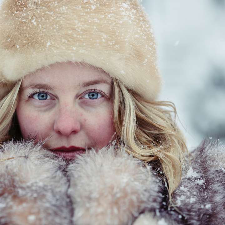 vrouw in sneeuw outfit schuifpuzzel online
