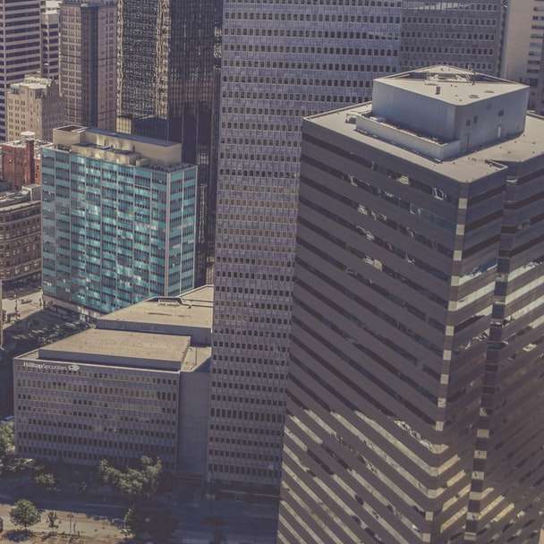fotografia ochiului de pasăre a clădirilor înalte alunecare puzzle online