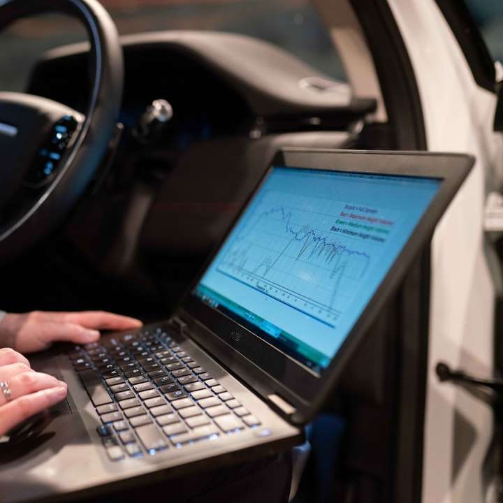 жена в сива риза с дълъг ръкав, използвайки черен лаптоп компютър плъзгащ се пъзел онлайн