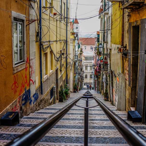 Стълба на алеята в Лисабон плъзгащ се пъзел онлайн