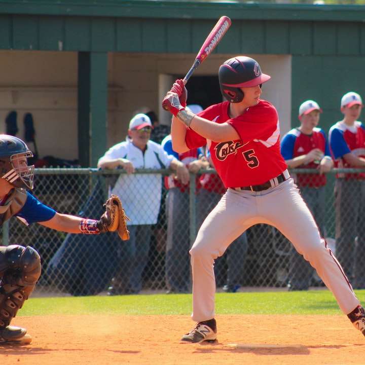 Baseball spielen posieren, um Ball zu schlagen Schiebepuzzle online