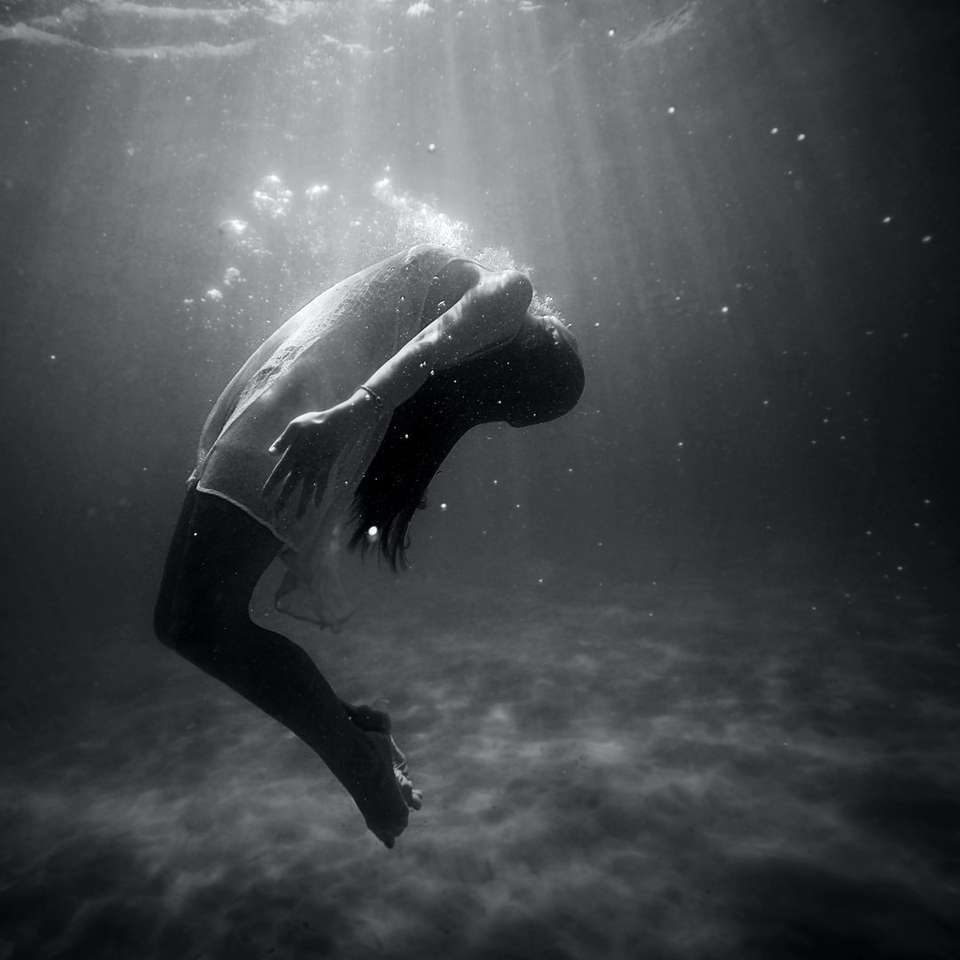 mujer bajo el agua en el vestido puzzle deslizante online