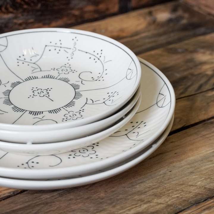 λευκό κεραμικό στρογγυλό πιάτο σε καφέ ξύλινο τραπέζι συρόμενο παζλ online