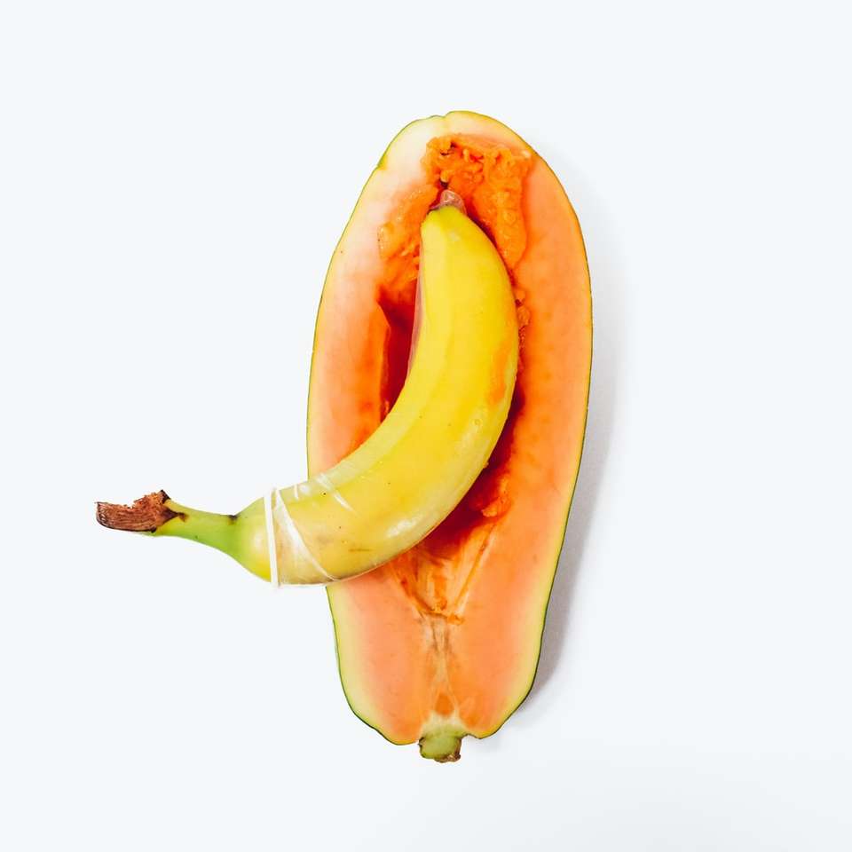 κίτρινη μπανάνα σε λευκή επιφάνεια online παζλ