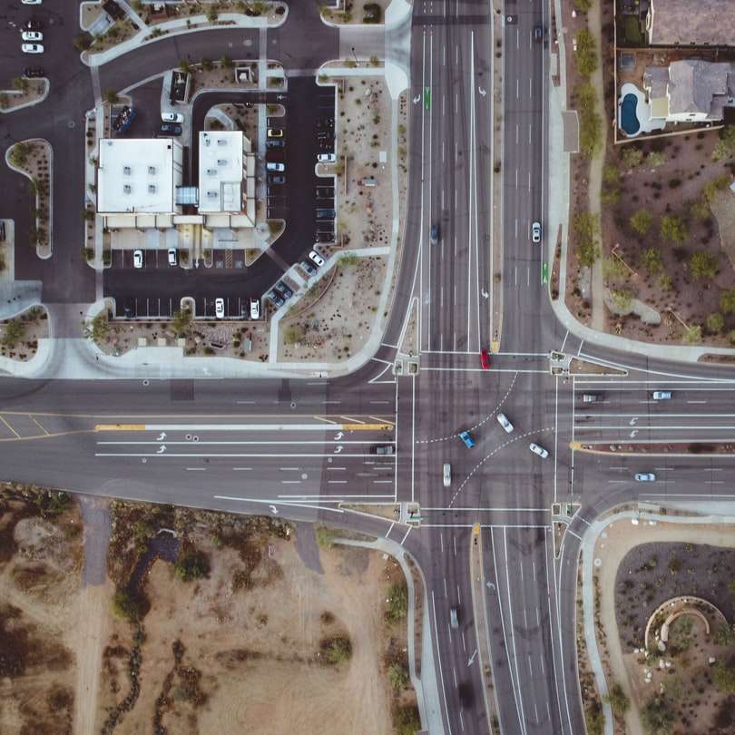 въздушна снимка на кръстосани улици онлайн пъзел