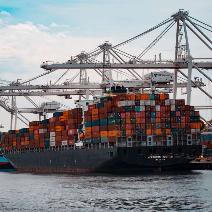Frachtcontainer auf einem Schiff Online-Puzzle