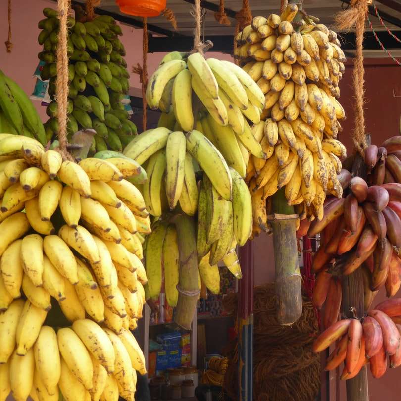 sárga banán gyümölcs a kijelzőn online puzzle