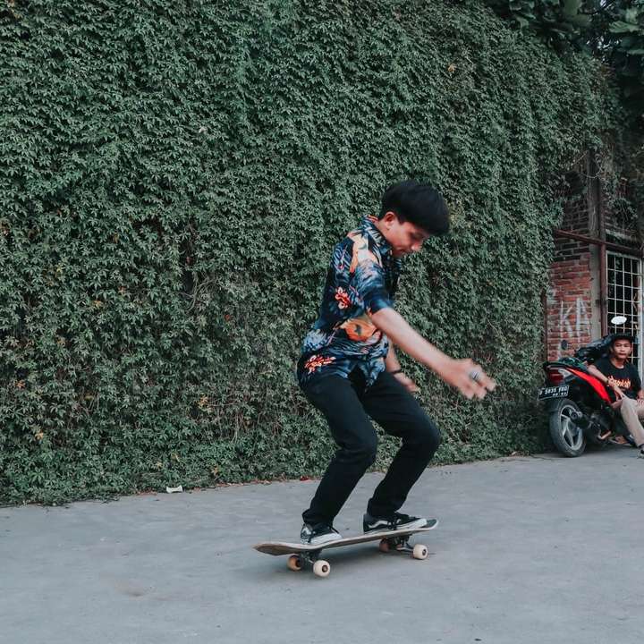 muž skateboarding během dne online puzzle