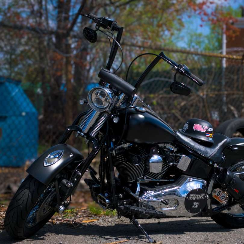 чорно-сріблястий мотоцикл крузер онлайн пазл