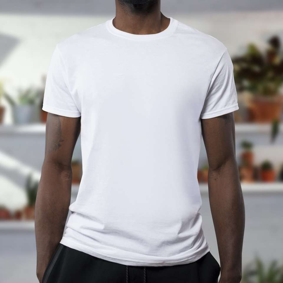 homme portant des t-shirts à col rond blancs puzzle en ligne