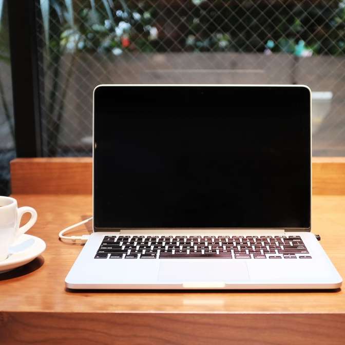 Bílý pohár a MacBook posuvné puzzle online