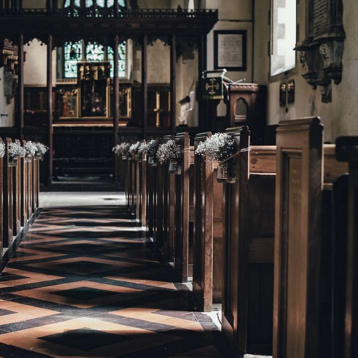 houten kerkbank bij altaar schuifpuzzel online