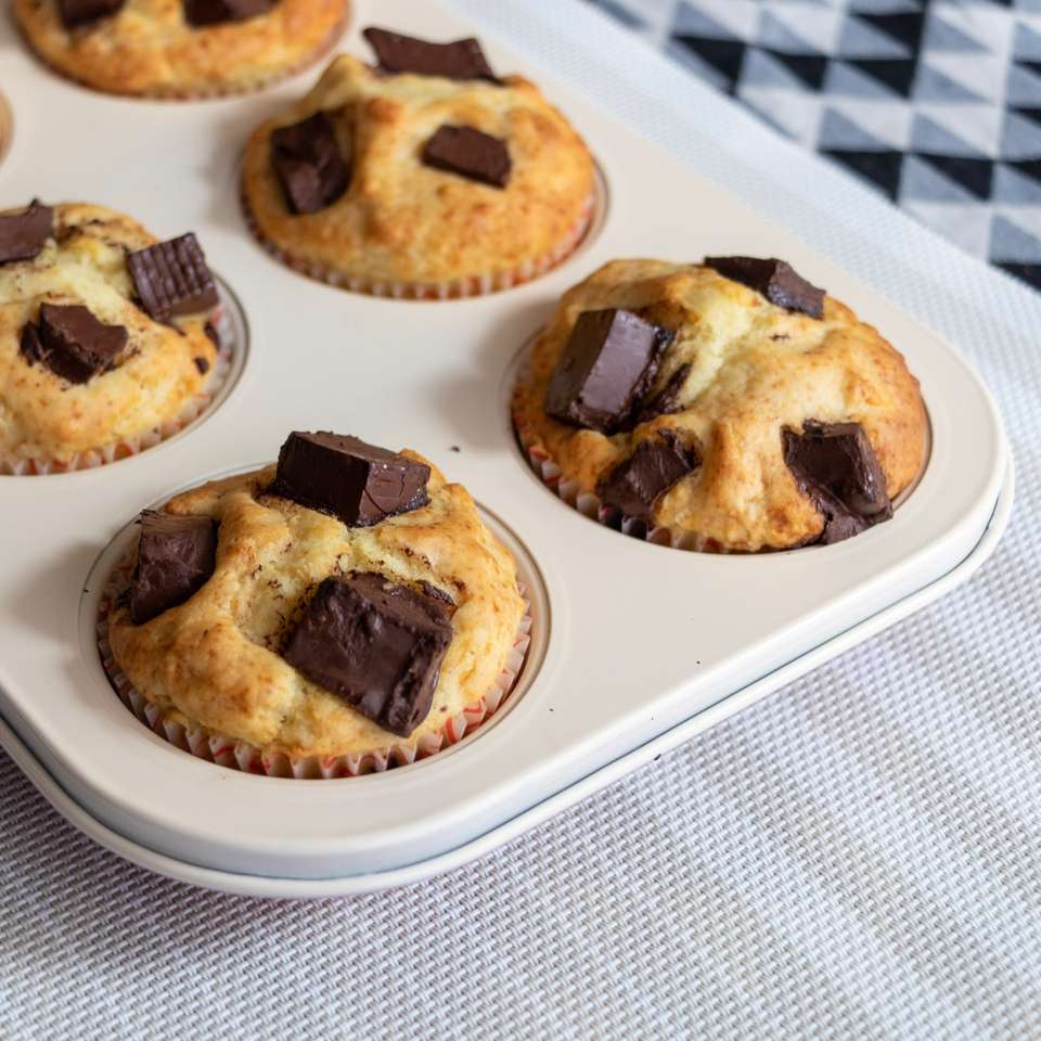 bruine koekjes op witte keramische plaat schuifpuzzel online