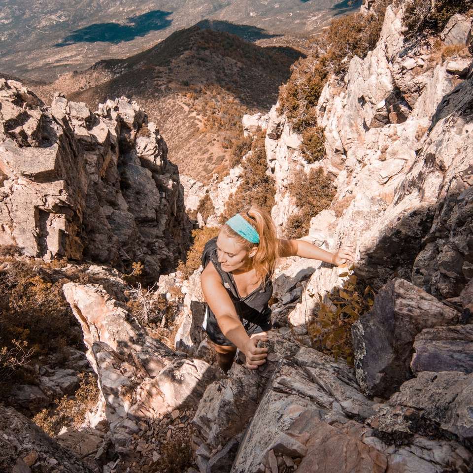 foto av kvinnan klättrar berget Pussel online