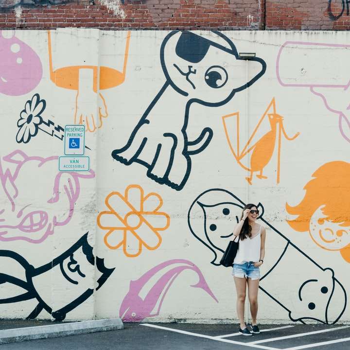 ειλικρινής φωτογραφία μιας γυναίκας που στέκεται στον τοίχο γκράφιτι συρόμενο παζλ online