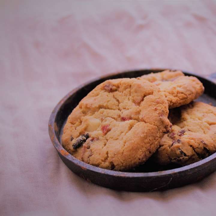 baked cookies on frying fan online puzzle