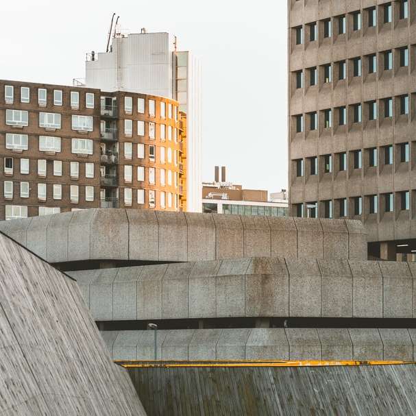 пейзажна снимка на кафяви бетонни сгради плъзгащ се пъзел онлайн