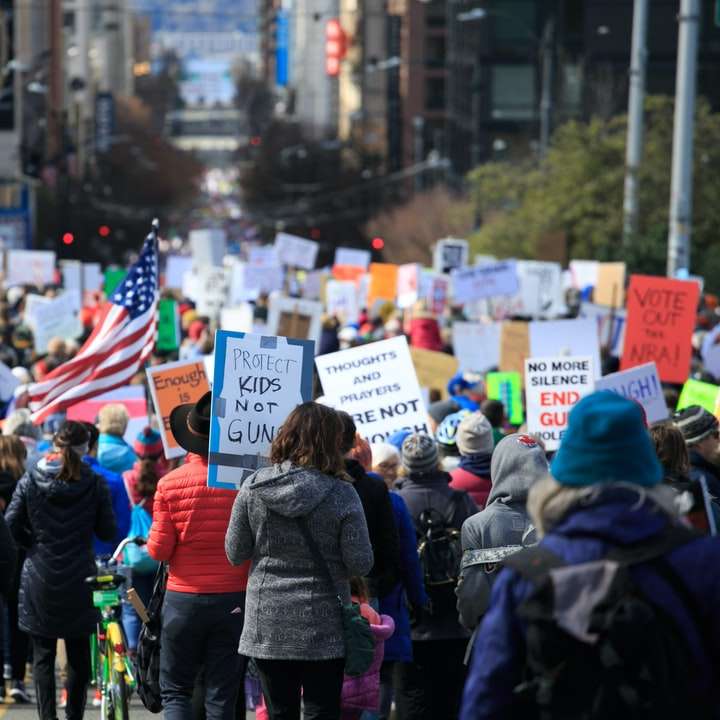 protesterende groep mensen online puzzel