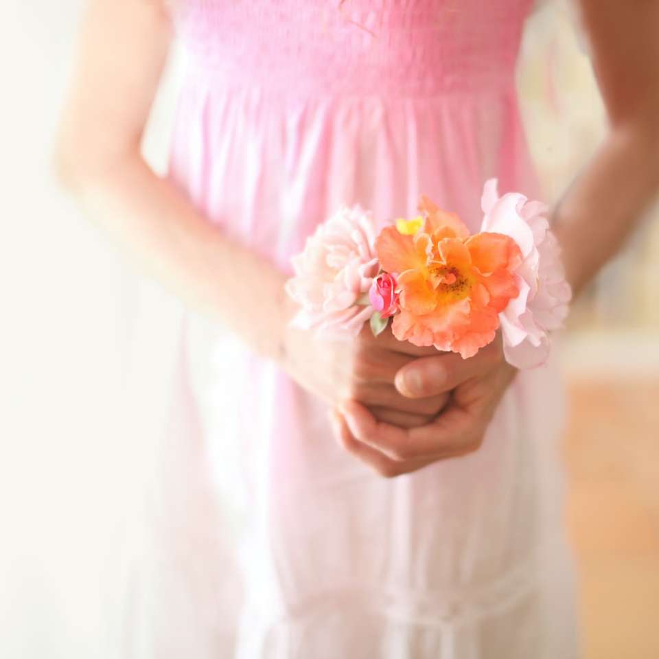 девушка держит цветы раздвижная головоломка онлайн