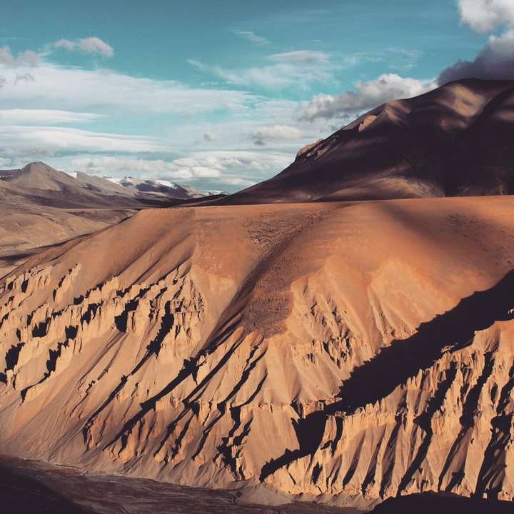 インド、ラダックの砂漠の山々。 オンラインパズル